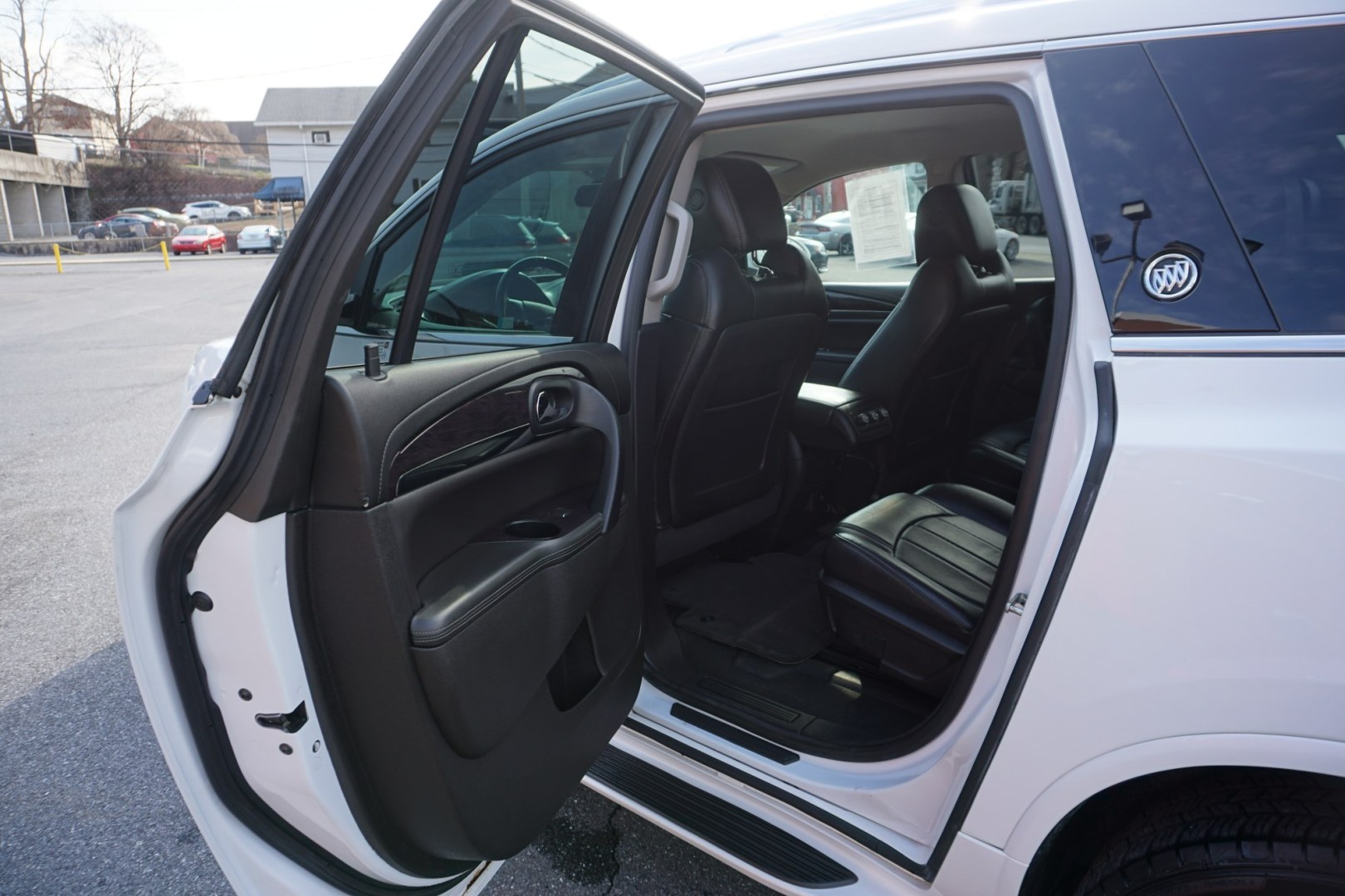 2017 White Frost Tricoat /Ebony w/Ebony Accents BUICK ENCLAVE LEATHER (5GAKVBKD2HJ) with an 3.6L V-6 gasoline direct injection engine, located at 312 Centre Ave, Schuylkill Haven, PA, 17972, (570) 593-5278, 40.638130, -76.177383 - Photo#32