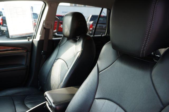 2017 White Frost Tricoat /Ebony w/Ebony Accents Buick Enclave Leather (5GAKVBKD2HJ) with an 3.6L V-6 gasoline direct injection engine, located at 312 Centre Ave, Schuylkill Haven, PA, 17972, (570) 593-5278, 40.638130, -76.177383 - Photo#17