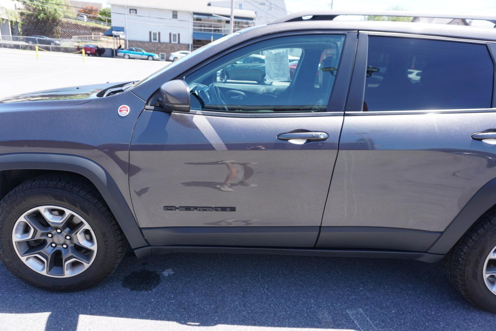2019 Sting-Gray Clearcoat /Black JEEP CHEROKEE TRAILHAWK (1C4PJMBX4KD) , located at 312 Centre Ave, Schuylkill Haven, PA, 17972, (570) 593-5278, 40.638130, -76.177383 - Photo#4