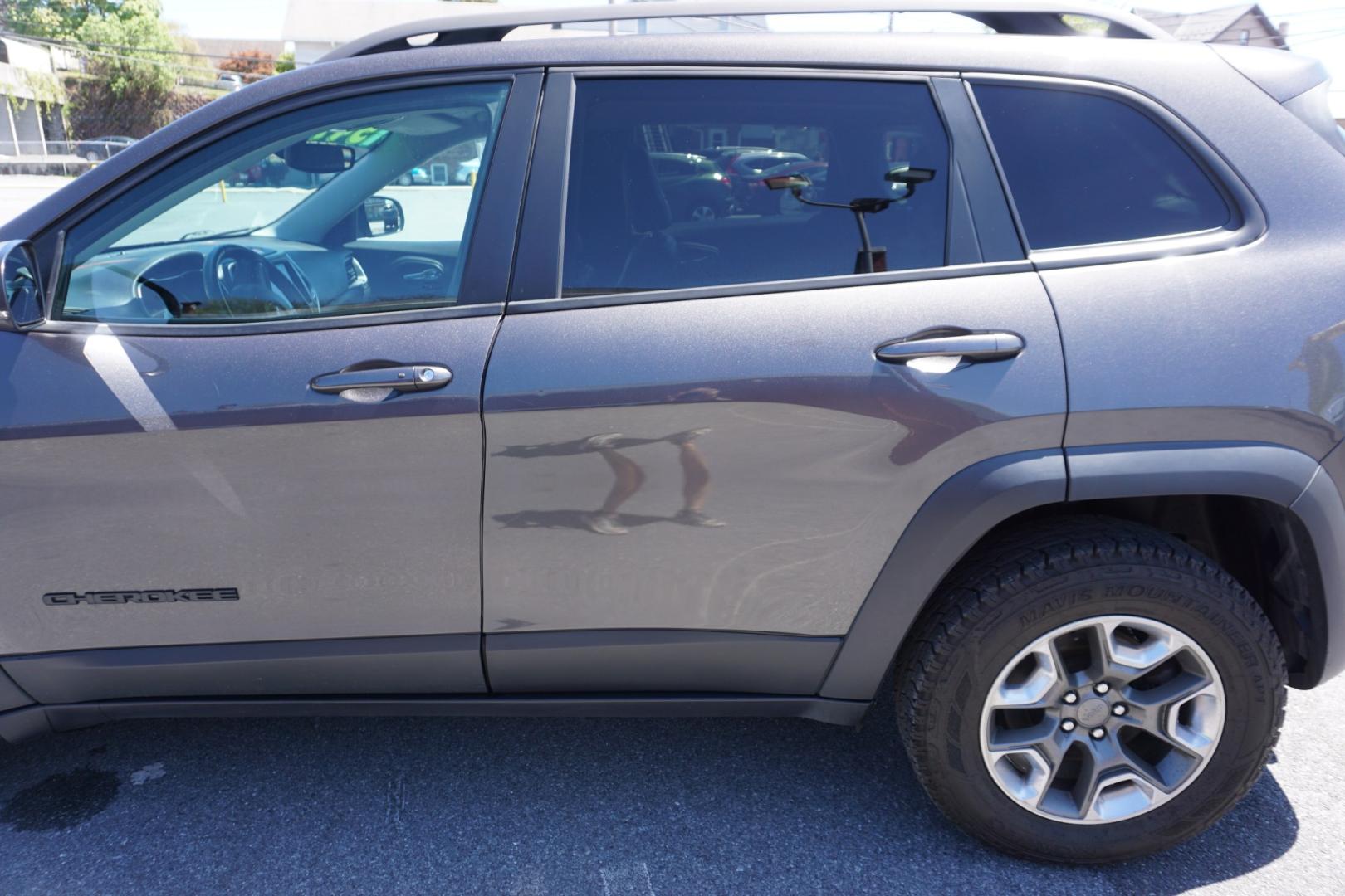 2019 Sting-Gray Clearcoat /Black JEEP CHEROKEE TRAILHAWK (1C4PJMBX4KD) , located at 312 Centre Ave, Schuylkill Haven, PA, 17972, (570) 593-5278, 40.638130, -76.177383 - Photo#5