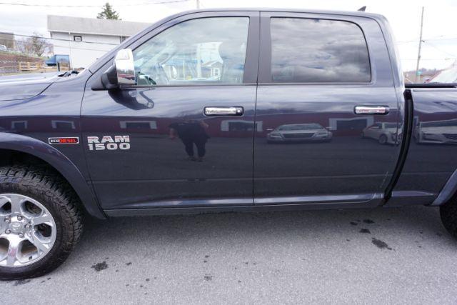 2018 Maximum Steel Metallic Clearcoat /Black Ram 1500 Laramie Crew Cab 4x4 6'4 Box (1C6RR7VM3JS) with an EcoDiesel 3L V-6 diesel direct injection engine, located at 312 Centre Ave, Schuylkill Haven, PA, 17972, (570) 593-5278, 40.638130, -76.177383 - Photo#4