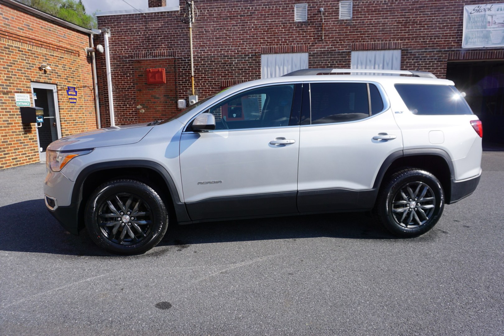 2019 Quicksilver Metallic /Jet Black GMC ACADIA SLT-1 (1GKKNULS4KZ) with an 3.6L V-6 gasoline direct injection engine, located at 312 Centre Ave, Schuylkill Haven, PA, 17972, (570) 593-5278, 40.638130, -76.177383 - Photo#0