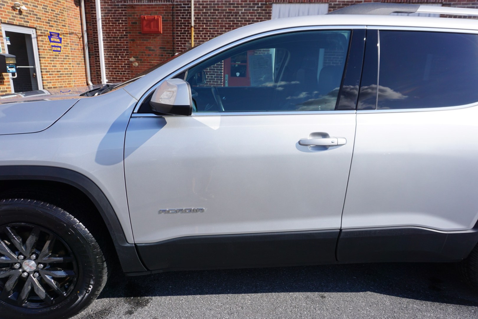 2019 Quicksilver Metallic /Jet Black GMC ACADIA SLT-1 (1GKKNULS4KZ) with an 3.6L V-6 gasoline direct injection engine, located at 312 Centre Ave, Schuylkill Haven, PA, 17972, (570) 593-5278, 40.638130, -76.177383 - Photo#5