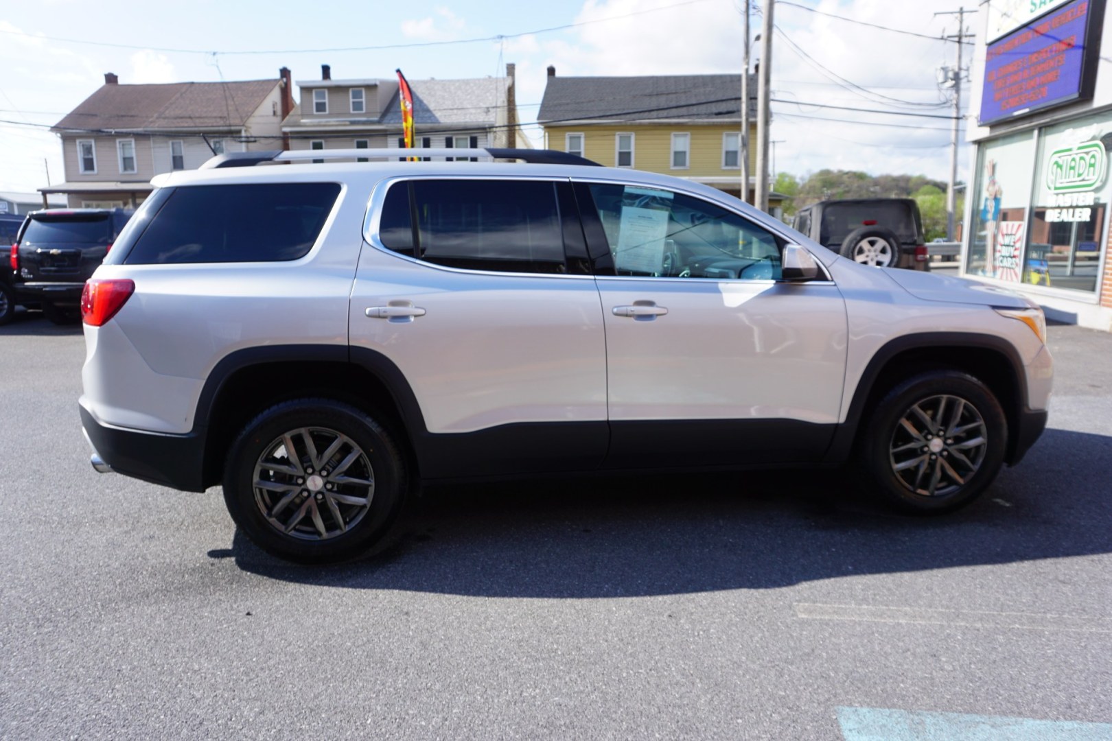 2019 Quicksilver Metallic /Jet Black GMC ACADIA SLT-1 (1GKKNULS4KZ) with an 3.6L V-6 gasoline direct injection engine, located at 312 Centre Ave, Schuylkill Haven, PA, 17972, (570) 593-5278, 40.638130, -76.177383 - Photo#10