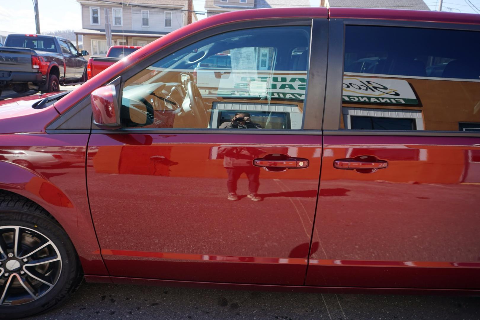2018 Octane Red Pearlcoat /Black DODGE GRAND CARAVAN SE PLUS (2C4RDGBGXJR) with an Pentastar 3.6L V-6 DOHC engine, located at 312 Centre Ave, Schuylkill Haven, PA, 17972, (570) 593-5278, 40.638130, -76.177383 - Photo#4