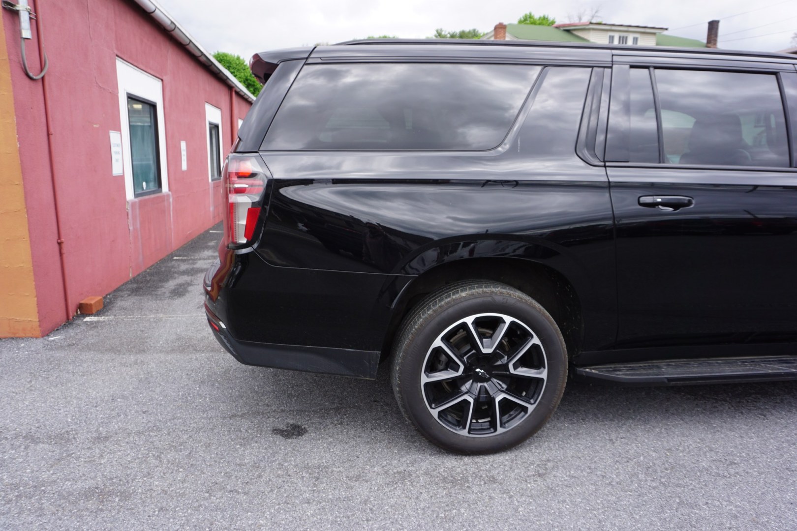 2022 Black /Jet Black/Victory Red CHEVROLET SUBURBAN RST (1GNSKEKDXNR) , located at 312 Centre Ave, Schuylkill Haven, PA, 17972, (570) 593-5278, 40.638130, -76.177383 - Photo#9