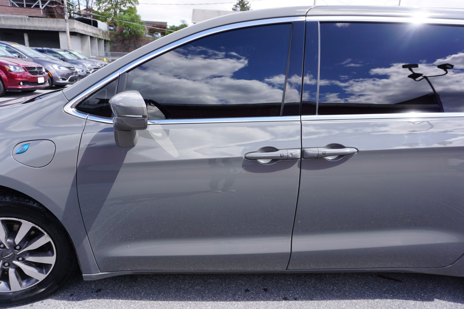 2022 CHRYSLER PACIFICA HYBRID TOURING L (2C4RC1L70NR) , located at 312 Centre Ave, Schuylkill Haven, PA, 17972, (570) 593-5278, 40.638130, -76.177383 - Photo#4
