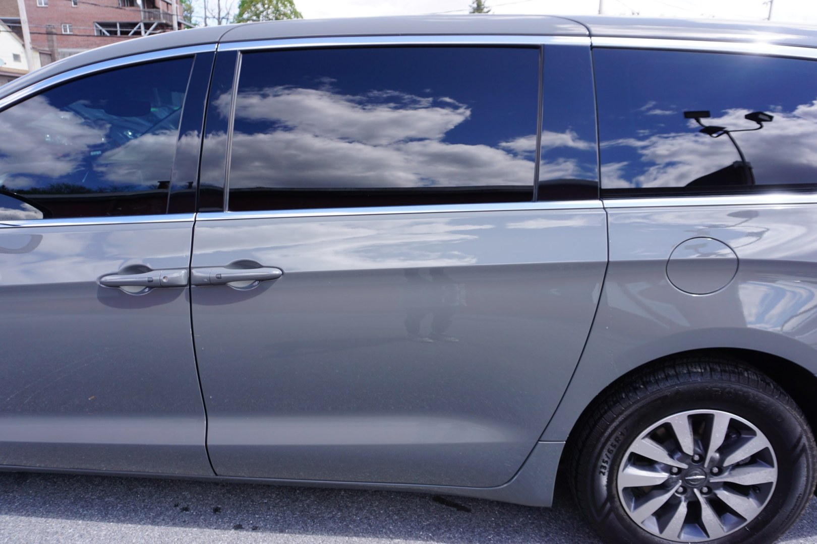 2022 CHRYSLER PACIFICA HYBRID TOURING L (2C4RC1L70NR) , located at 312 Centre Ave, Schuylkill Haven, PA, 17972, (570) 593-5278, 40.638130, -76.177383 - Photo#5