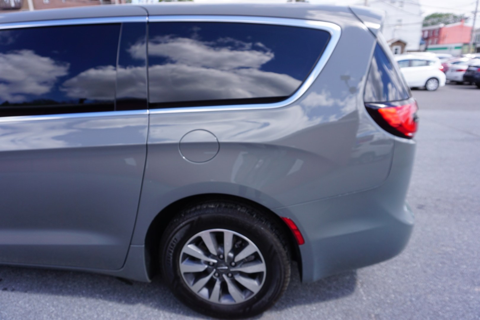 2022 CHRYSLER PACIFICA HYBRID TOURING L (2C4RC1L70NR) , located at 312 Centre Ave, Schuylkill Haven, PA, 17972, (570) 593-5278, 40.638130, -76.177383 - Photo#6