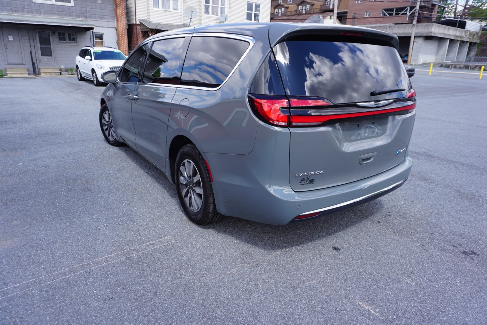 2022 CHRYSLER PACIFICA HYBRID TOURING L (2C4RC1L70NR) , located at 312 Centre Ave, Schuylkill Haven, PA, 17972, (570) 593-5278, 40.638130, -76.177383 - Photo#7