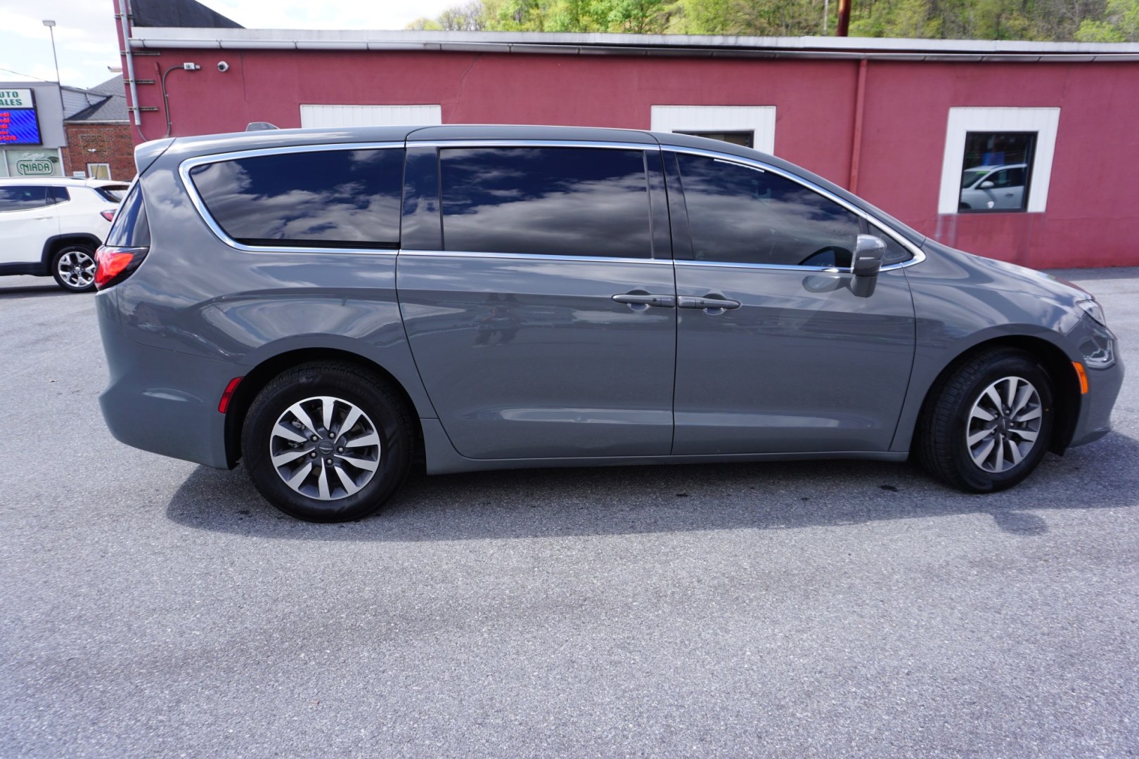 2022 CHRYSLER PACIFICA HYBRID TOURING L (2C4RC1L70NR) , located at 312 Centre Ave, Schuylkill Haven, PA, 17972, (570) 593-5278, 40.638130, -76.177383 - Photo#9