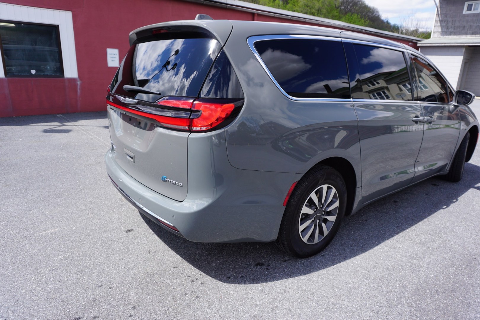 2022 CHRYSLER PACIFICA HYBRID TOURING L (2C4RC1L70NR) , located at 312 Centre Ave, Schuylkill Haven, PA, 17972, (570) 593-5278, 40.638130, -76.177383 - Photo#10