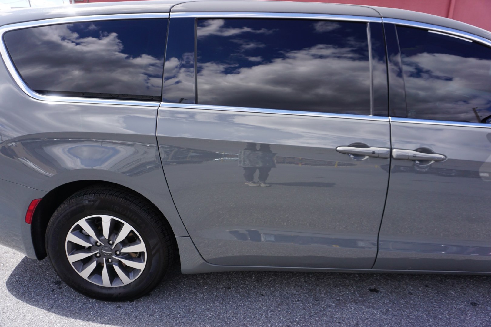 2022 CHRYSLER PACIFICA HYBRID TOURING L (2C4RC1L70NR) , located at 312 Centre Ave, Schuylkill Haven, PA, 17972, (570) 593-5278, 40.638130, -76.177383 - Photo#11