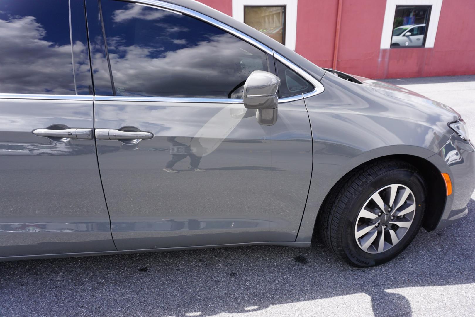 2022 CHRYSLER PACIFICA HYBRID TOURING L (2C4RC1L70NR) , located at 312 Centre Ave, Schuylkill Haven, PA, 17972, (570) 593-5278, 40.638130, -76.177383 - Photo#12