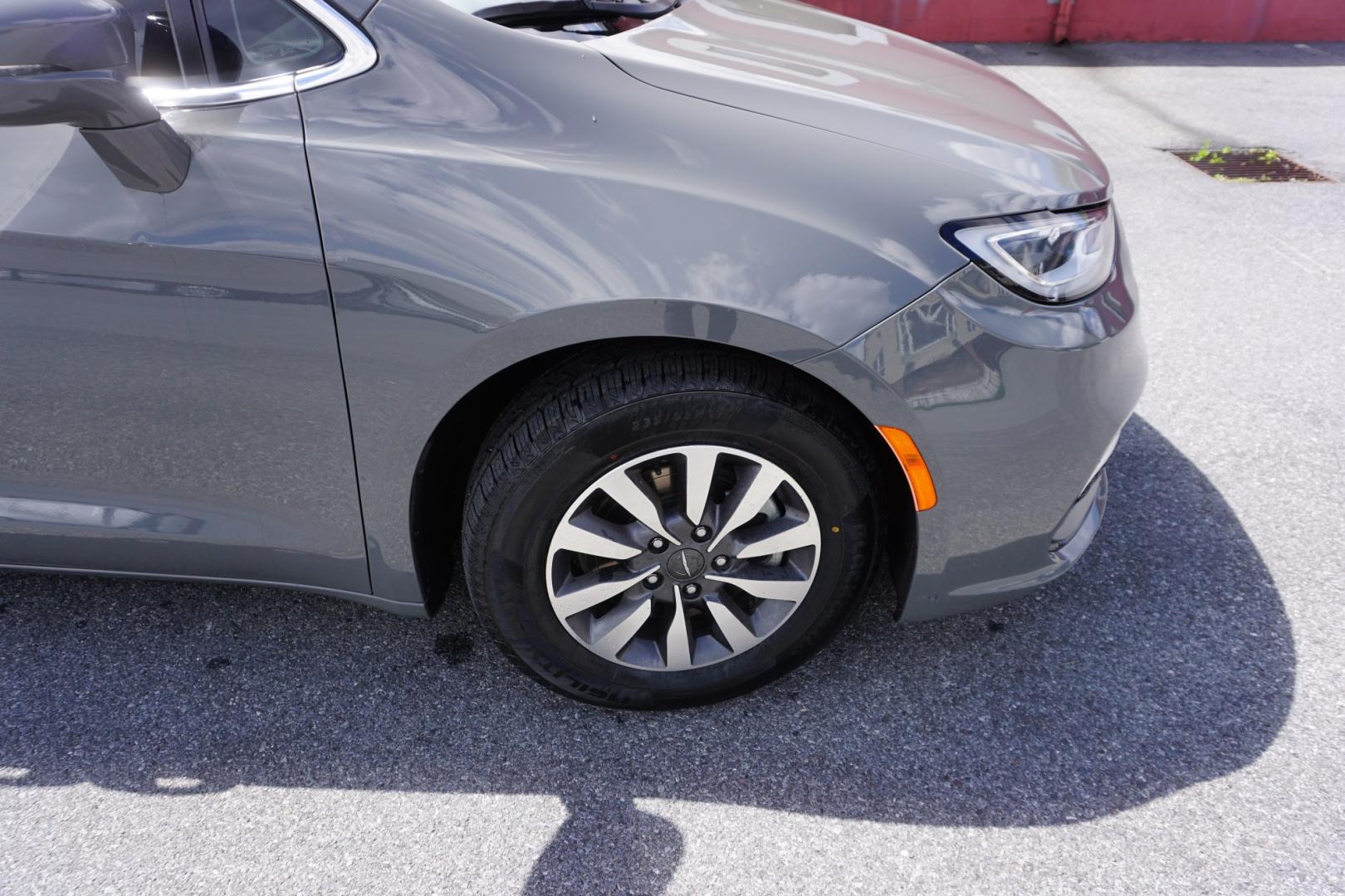 2022 CHRYSLER PACIFICA HYBRID TOURING L (2C4RC1L70NR) , located at 312 Centre Ave, Schuylkill Haven, PA, 17972, (570) 593-5278, 40.638130, -76.177383 - Photo#13