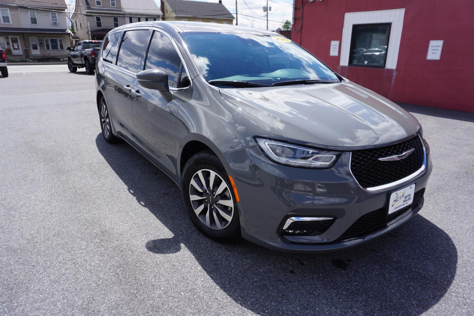 2022 CHRYSLER PACIFICA HYBRID TOURING L (2C4RC1L70NR) , located at 312 Centre Ave, Schuylkill Haven, PA, 17972, (570) 593-5278, 40.638130, -76.177383 - Photo#14