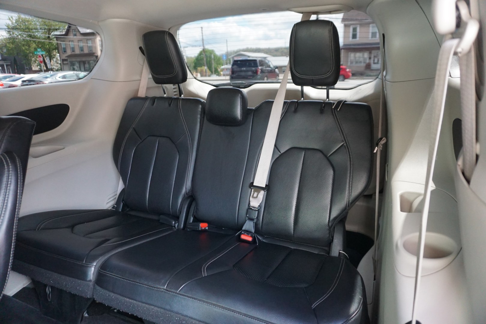 2022 CHRYSLER PACIFICA HYBRID TOURING L (2C4RC1L70NR) , located at 312 Centre Ave, Schuylkill Haven, PA, 17972, (570) 593-5278, 40.638130, -76.177383 - Photo#26