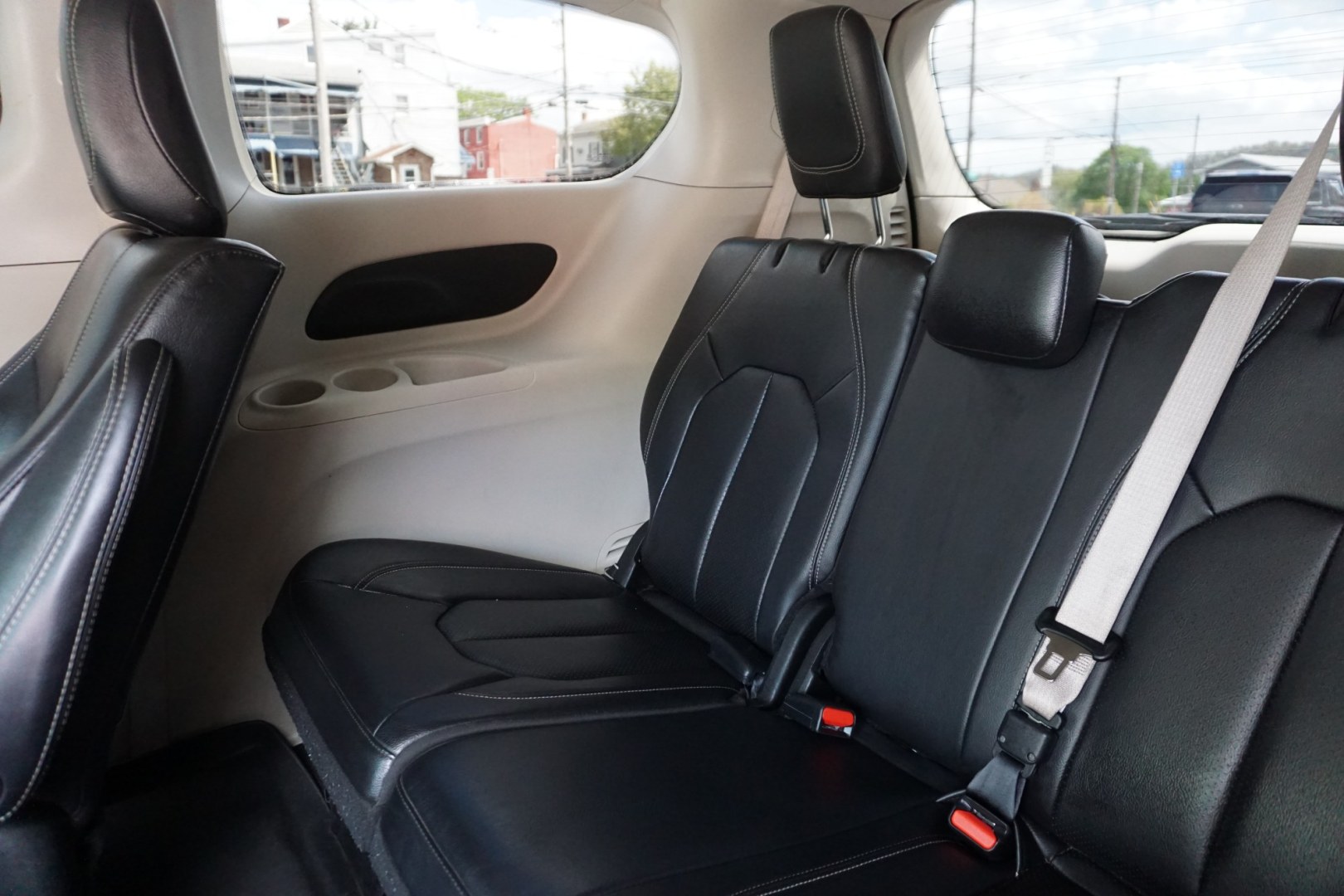 2022 CHRYSLER PACIFICA HYBRID TOURING L (2C4RC1L70NR) , located at 312 Centre Ave, Schuylkill Haven, PA, 17972, (570) 593-5278, 40.638130, -76.177383 - Photo#27