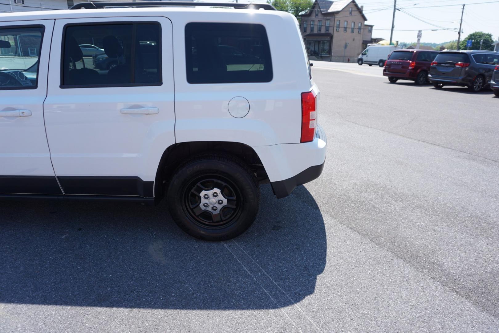 2014 JEEP PATRIOT (1C4NJPBB1ED) , located at 312 Centre Ave, Schuylkill Haven, PA, 17972, (570) 593-5278, 40.638130, -76.177383 - Photo#6