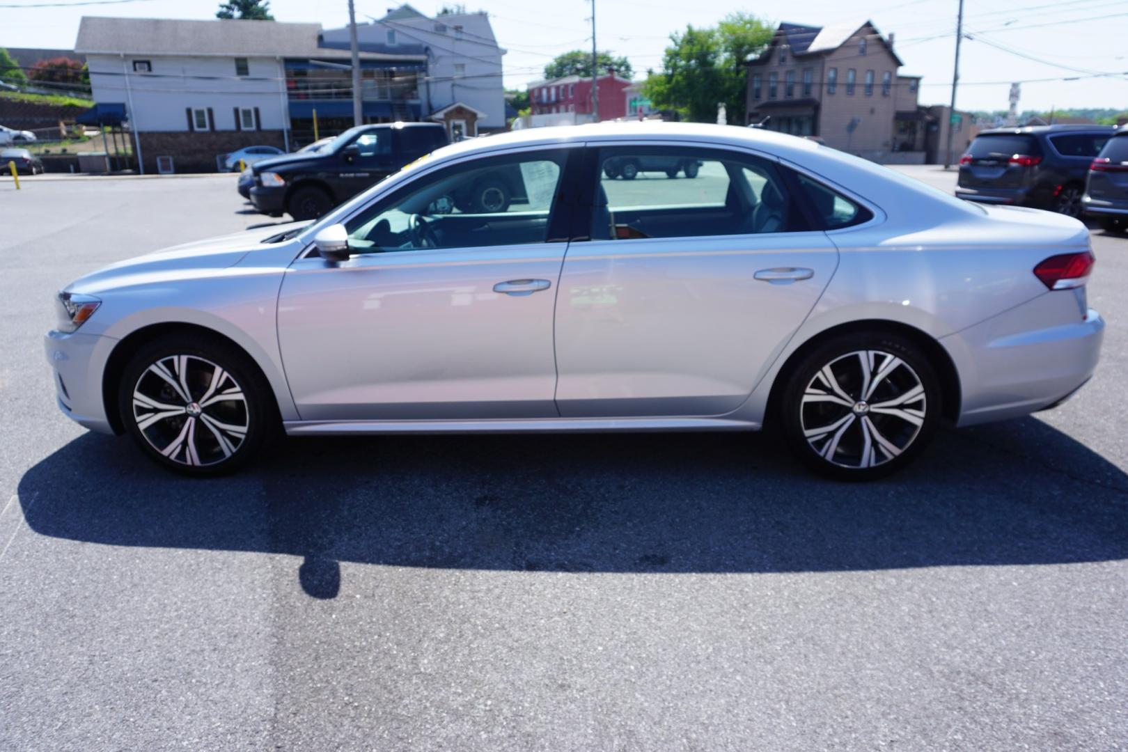 2021 Volkswagen Passat 2.0T SE Auto's photo