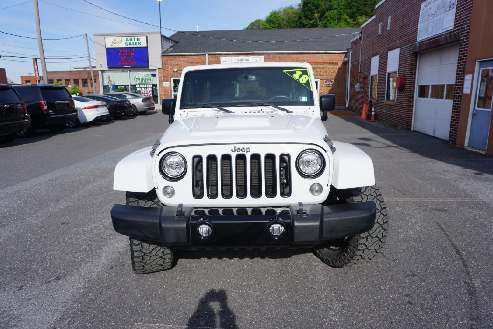 2018 WHITE /BLACK JEEP WRANGLER SAHARA (1C4BJWEG8JL) with an 3.6L V6 engine, AUTOMATIC transmission, located at 312 Centre Ave, Schuylkill Haven, PA, 17972, (570) 593-5278, 40.638130, -76.177383- Photo#1