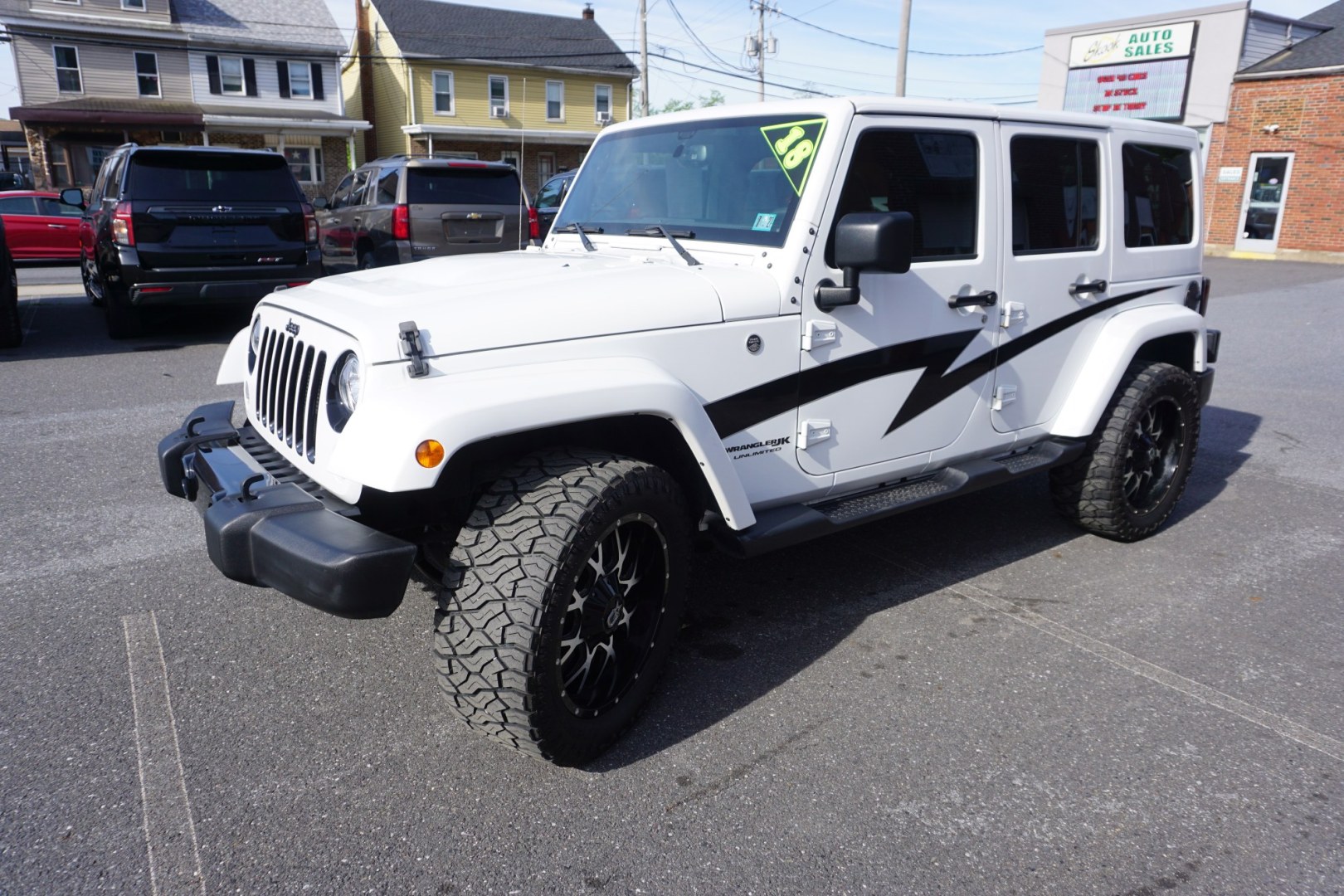 2018 WHITE /BLACK JEEP WRANGLER SAHARA (1C4BJWEG8JL) with an 3.6L V6 engine, AUTOMATIC transmission, located at 312 Centre Ave, Schuylkill Haven, PA, 17972, (570) 593-5278, 40.638130, -76.177383- Photo#2