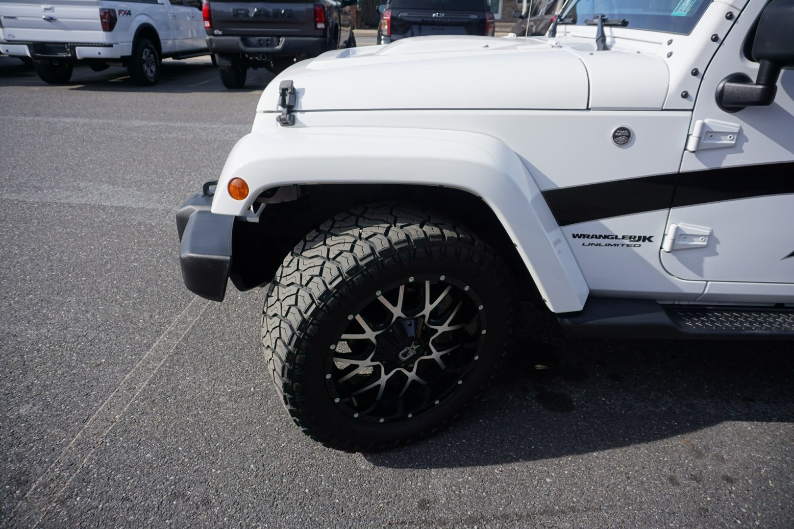 2018 WHITE /BLACK JEEP WRANGLER SAHARA (1C4BJWEG8JL) with an 3.6L V6 engine, AUTOMATIC transmission, located at 312 Centre Ave, Schuylkill Haven, PA, 17972, (570) 593-5278, 40.638130, -76.177383- Photo#3