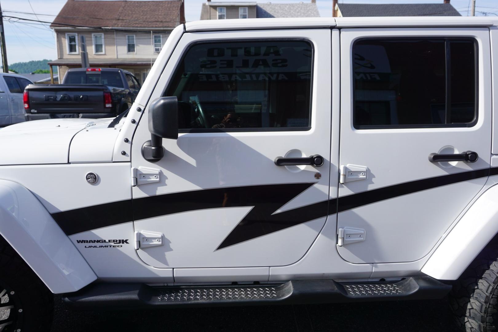2018 WHITE /BLACK JEEP WRANGLER SAHARA (1C4BJWEG8JL) with an 3.6L V6 engine, AUTOMATIC transmission, located at 312 Centre Ave, Schuylkill Haven, PA, 17972, (570) 593-5278, 40.638130, -76.177383- Photo#4