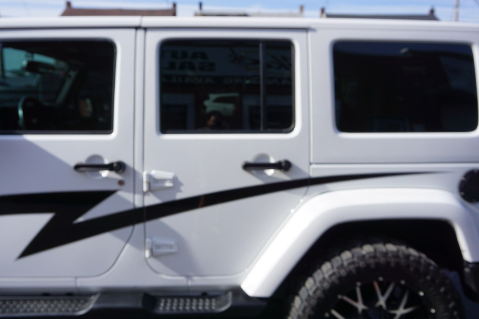 2018 WHITE /BLACK JEEP WRANGLER SAHARA (1C4BJWEG8JL) with an 3.6L V6 engine, AUTOMATIC transmission, located at 312 Centre Ave, Schuylkill Haven, PA, 17972, (570) 593-5278, 40.638130, -76.177383- Photo#5