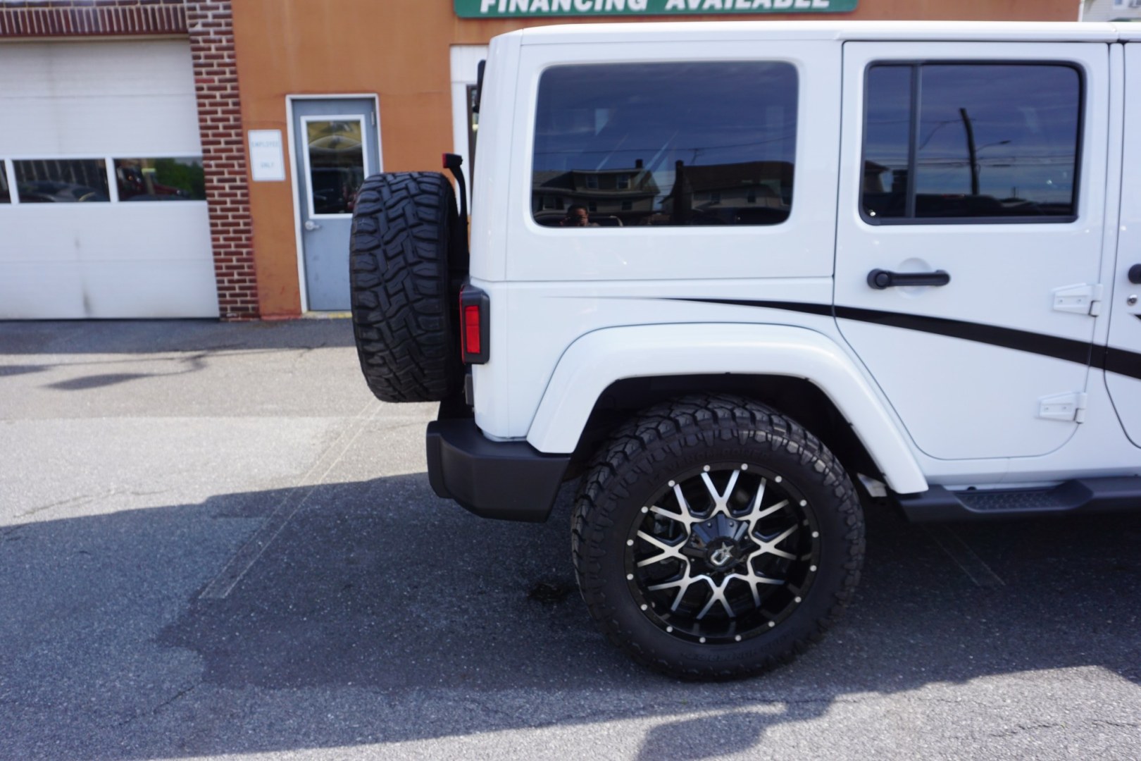 2018 WHITE /BLACK JEEP WRANGLER SAHARA (1C4BJWEG8JL) with an 3.6L V6 engine, AUTOMATIC transmission, located at 312 Centre Ave, Schuylkill Haven, PA, 17972, (570) 593-5278, 40.638130, -76.177383- Photo#11