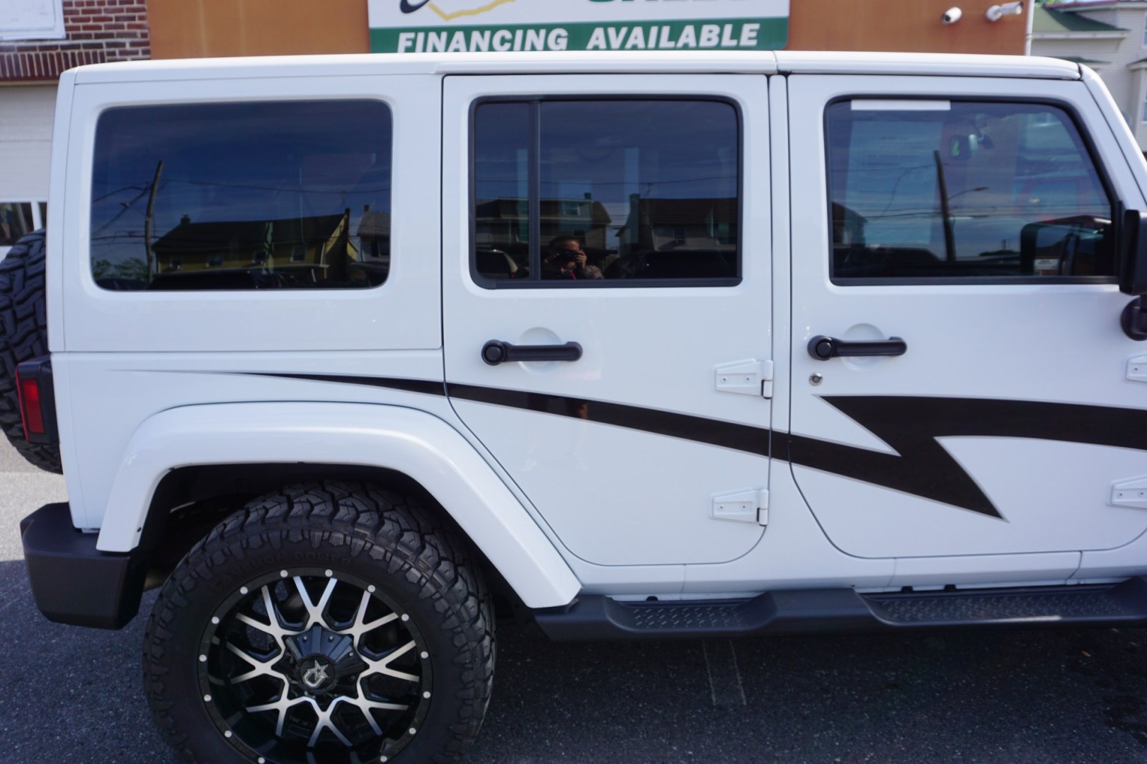 2018 WHITE /BLACK JEEP WRANGLER SAHARA (1C4BJWEG8JL) with an 3.6L V6 engine, AUTOMATIC transmission, located at 312 Centre Ave, Schuylkill Haven, PA, 17972, (570) 593-5278, 40.638130, -76.177383- Photo#12