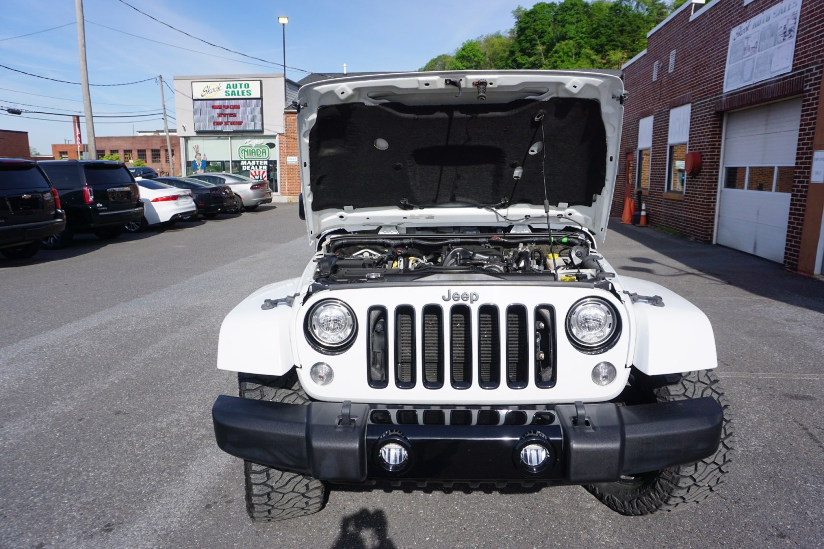 2018 WHITE /BLACK JEEP WRANGLER SAHARA (1C4BJWEG8JL) with an 3.6L V6 engine, AUTOMATIC transmission, located at 312 Centre Ave, Schuylkill Haven, PA, 17972, (570) 593-5278, 40.638130, -76.177383- Photo#17