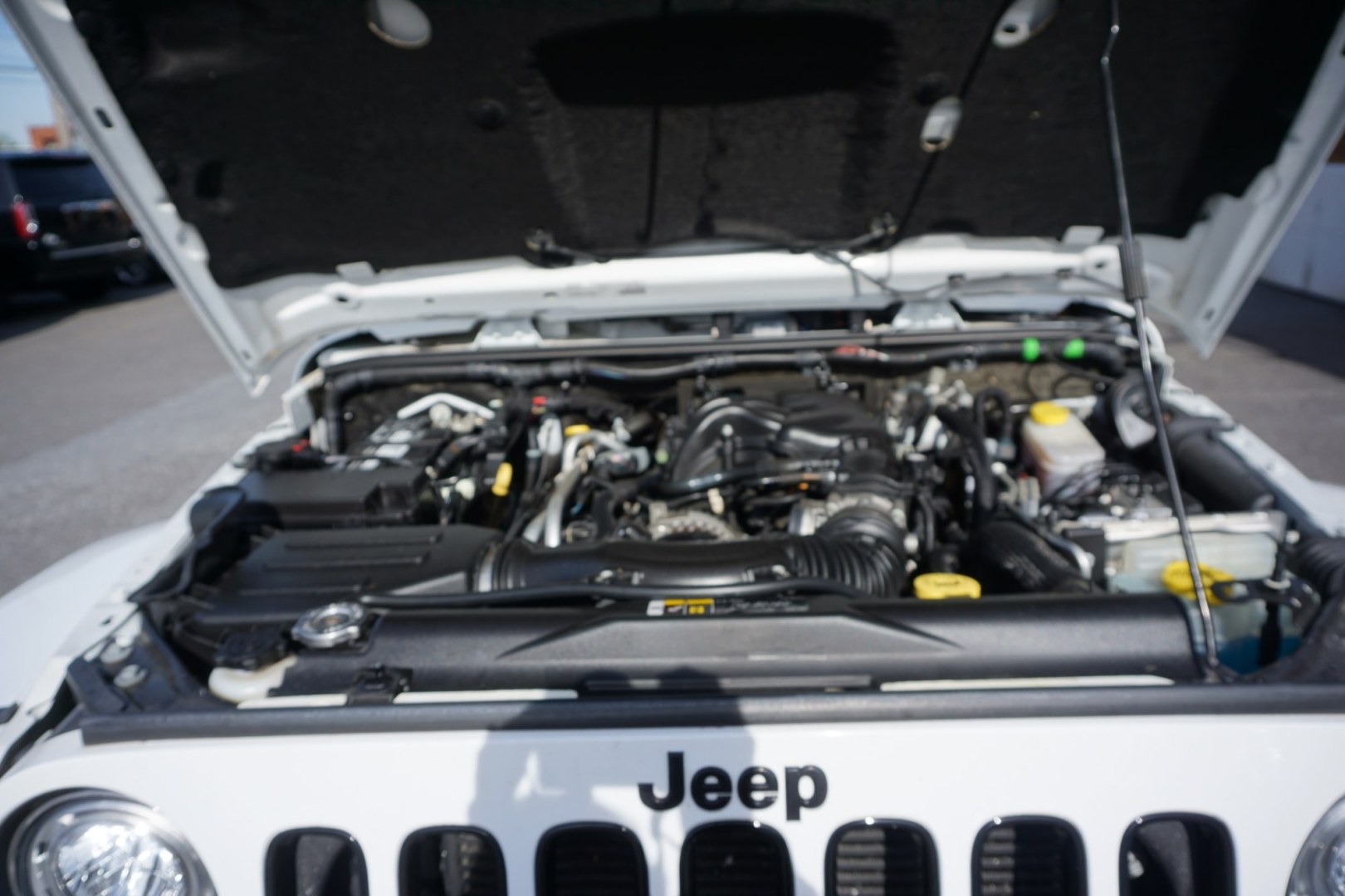 2018 WHITE /BLACK JEEP WRANGLER SAHARA (1C4BJWEG8JL) with an 3.6L V6 engine, AUTOMATIC transmission, located at 312 Centre Ave, Schuylkill Haven, PA, 17972, (570) 593-5278, 40.638130, -76.177383- Photo#18
