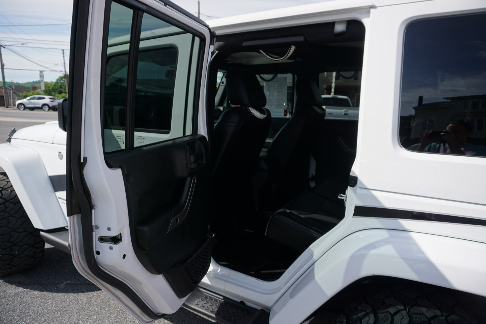 2018 WHITE /BLACK JEEP WRANGLER SAHARA (1C4BJWEG8JL) with an 3.6L V6 engine, AUTOMATIC transmission, located at 312 Centre Ave, Schuylkill Haven, PA, 17972, (570) 593-5278, 40.638130, -76.177383- Photo#30