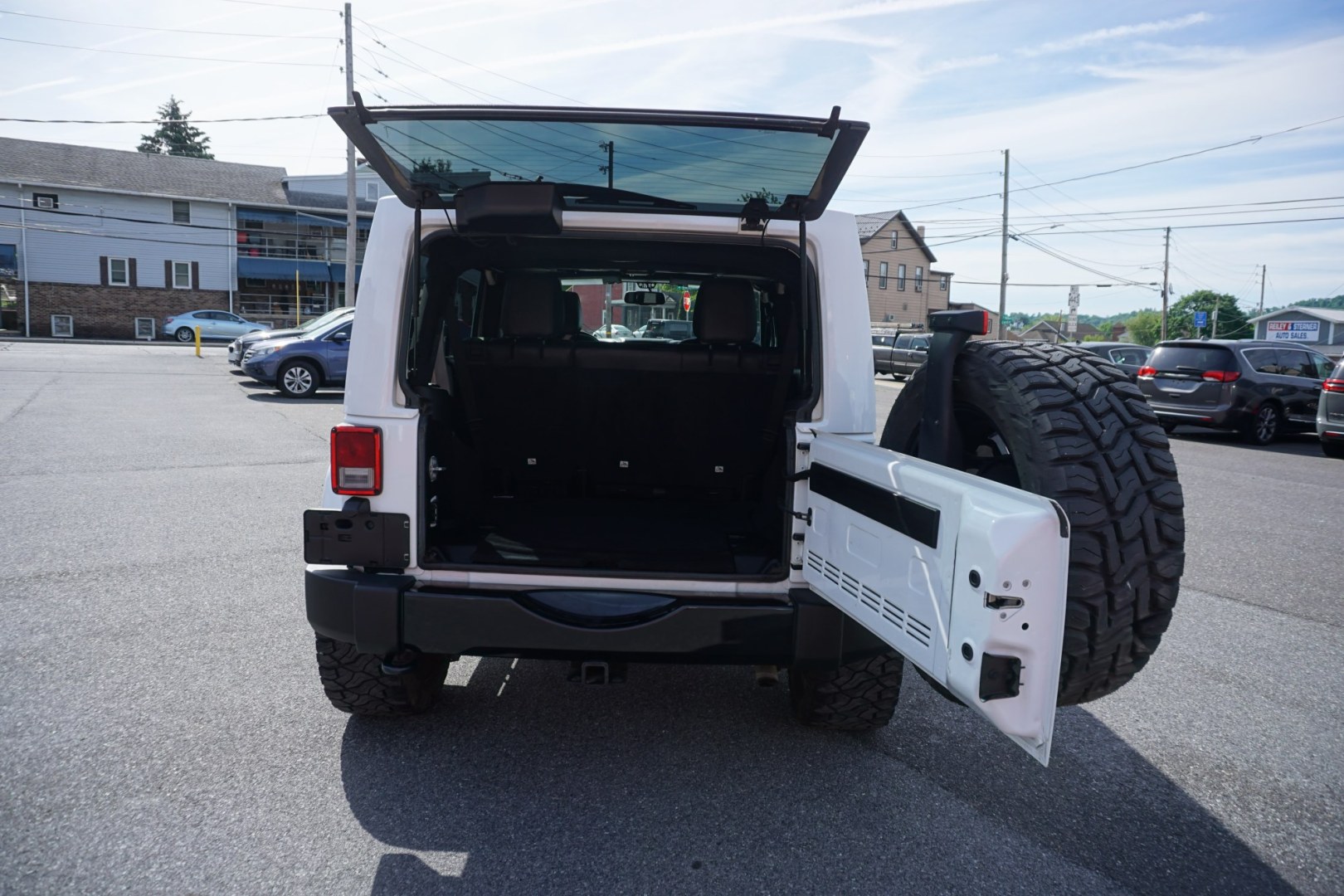 2018 WHITE /BLACK JEEP WRANGLER SAHARA (1C4BJWEG8JL) with an 3.6L V6 engine, AUTOMATIC transmission, located at 312 Centre Ave, Schuylkill Haven, PA, 17972, (570) 593-5278, 40.638130, -76.177383- Photo#31