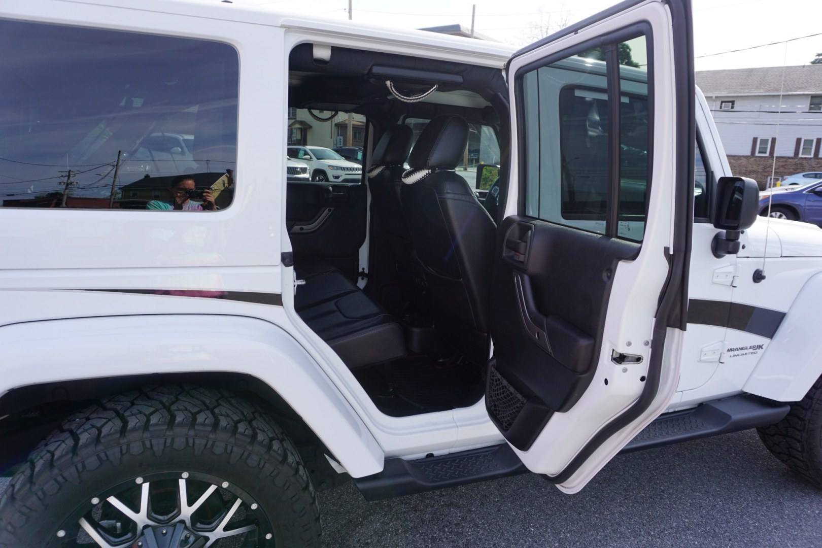 2018 WHITE /BLACK JEEP WRANGLER SAHARA (1C4BJWEG8JL) with an 3.6L V6 engine, AUTOMATIC transmission, located at 312 Centre Ave, Schuylkill Haven, PA, 17972, (570) 593-5278, 40.638130, -76.177383- Photo#37