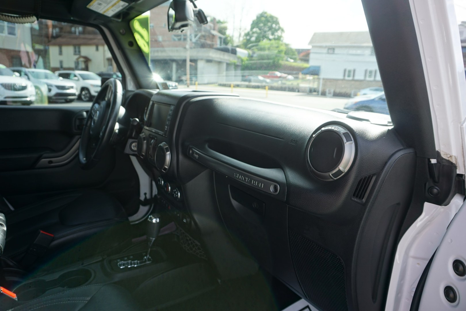 2018 WHITE /BLACK JEEP WRANGLER SAHARA (1C4BJWEG8JL) with an 3.6L V6 engine, AUTOMATIC transmission, located at 312 Centre Ave, Schuylkill Haven, PA, 17972, (570) 593-5278, 40.638130, -76.177383- Photo#38