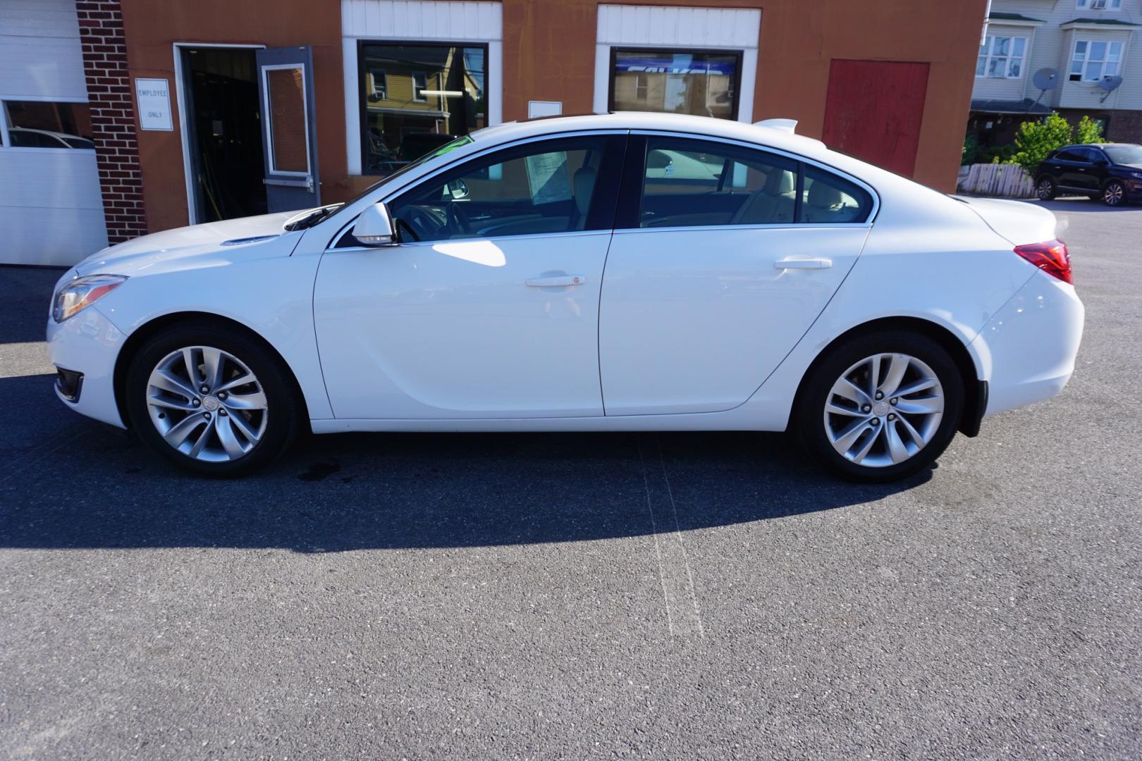 2015 WHITE /TAN BUICK REGAL TURBO (2G4GL5EX8F9) with an 2L I4 engine, AUTOMATIC transmission, located at 312 Centre Ave, Schuylkill Haven, PA, 17972, (570) 593-5278, 40.638130, -76.177383- Photo#1
