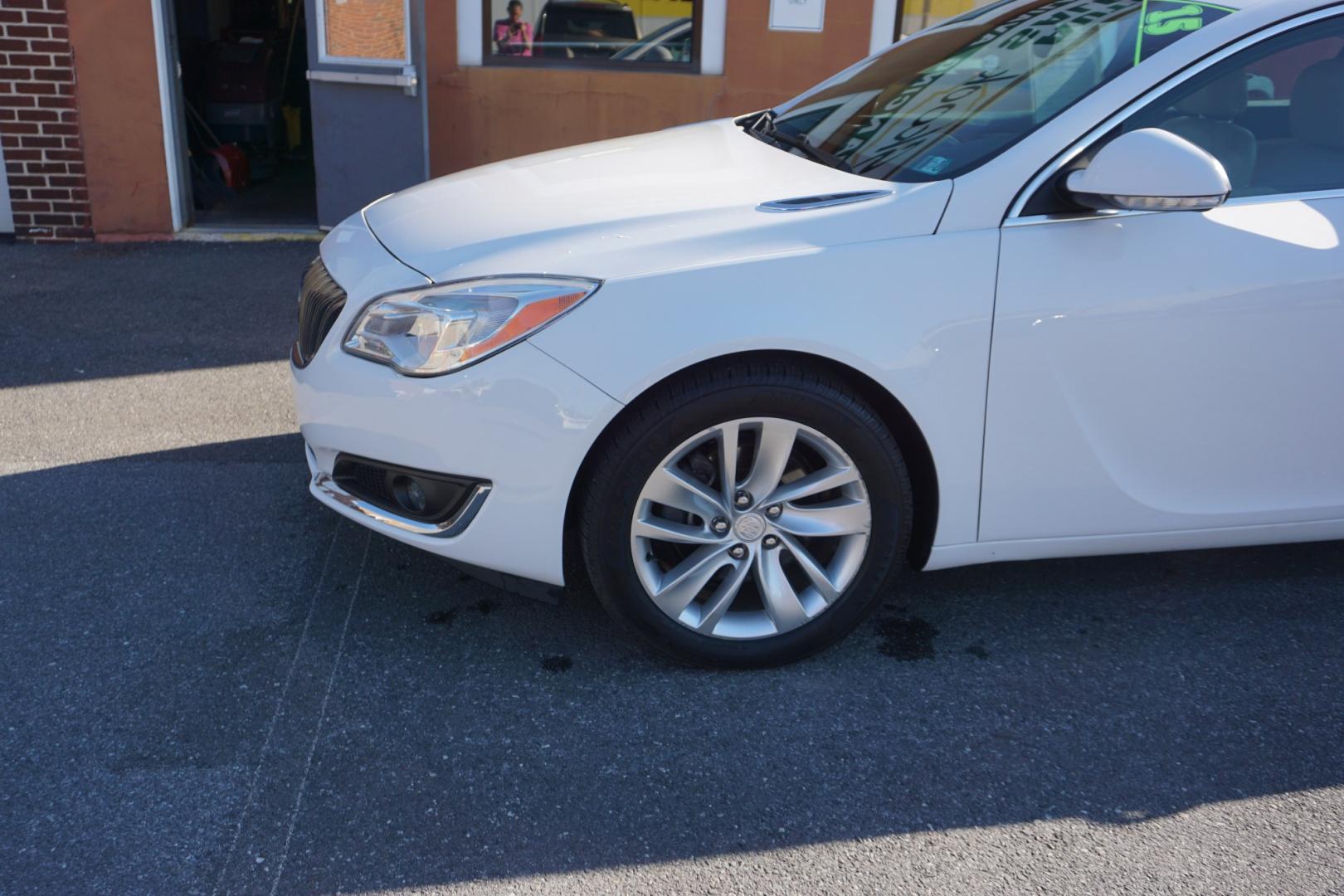 2015 WHITE /TAN BUICK REGAL TURBO (2G4GL5EX8F9) with an 2L I4 engine, AUTOMATIC transmission, located at 312 Centre Ave, Schuylkill Haven, PA, 17972, (570) 593-5278, 40.638130, -76.177383- Photo#4