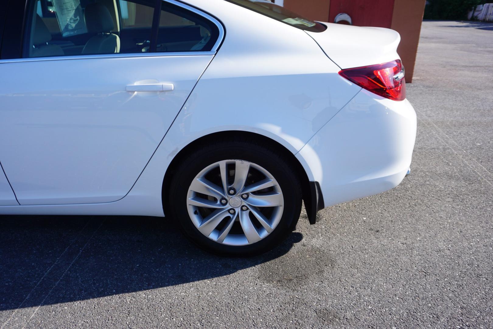 2015 WHITE /TAN BUICK REGAL TURBO (2G4GL5EX8F9) with an 2L I4 engine, AUTOMATIC transmission, located at 312 Centre Ave, Schuylkill Haven, PA, 17972, (570) 593-5278, 40.638130, -76.177383- Photo#7