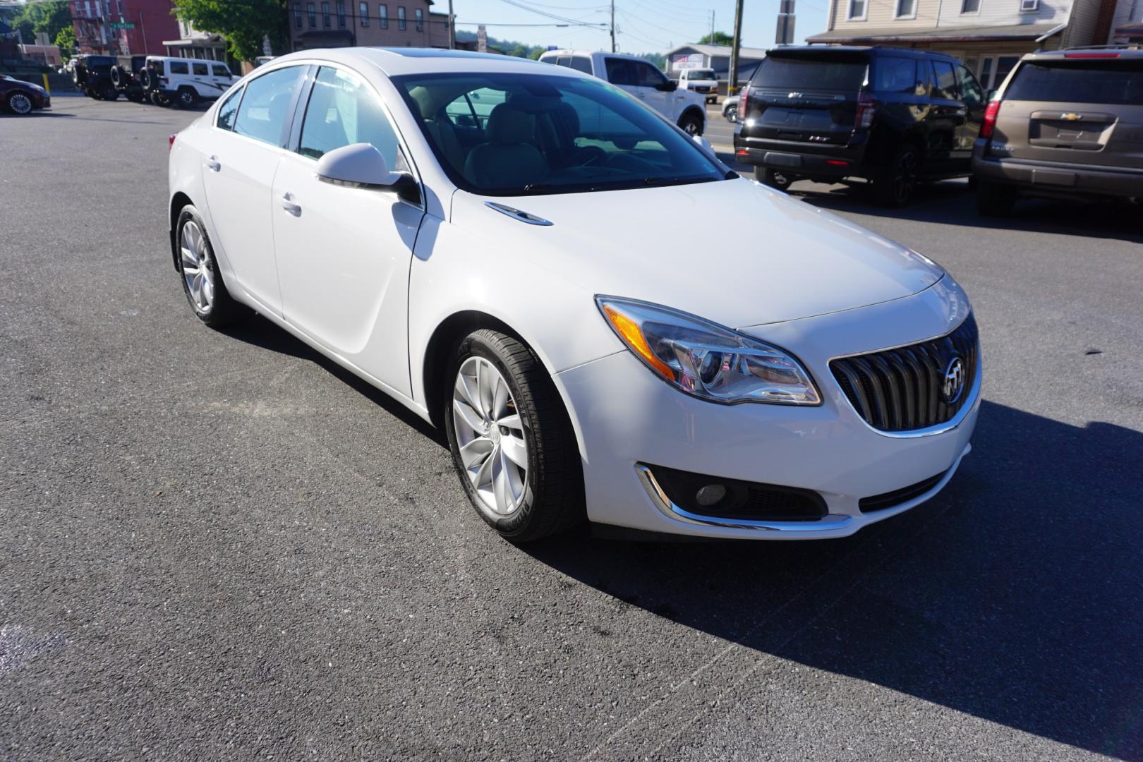 2015 WHITE /TAN BUICK REGAL TURBO (2G4GL5EX8F9) with an 2L I4 engine, AUTOMATIC transmission, located at 312 Centre Ave, Schuylkill Haven, PA, 17972, (570) 593-5278, 40.638130, -76.177383- Photo#17