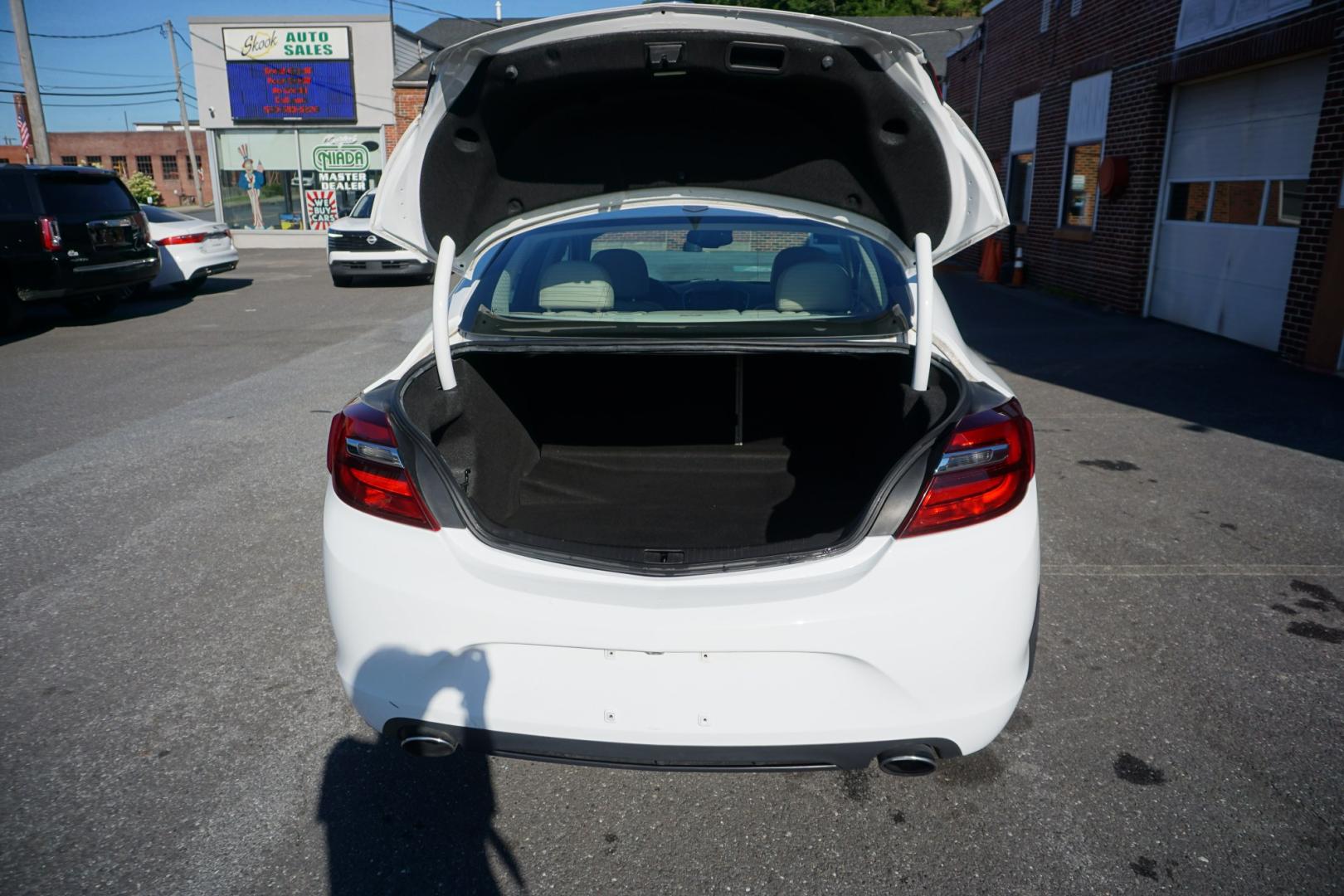 2015 WHITE /TAN BUICK REGAL TURBO (2G4GL5EX8F9) with an 2L I4 engine, AUTOMATIC transmission, located at 312 Centre Ave, Schuylkill Haven, PA, 17972, (570) 593-5278, 40.638130, -76.177383- Photo#33
