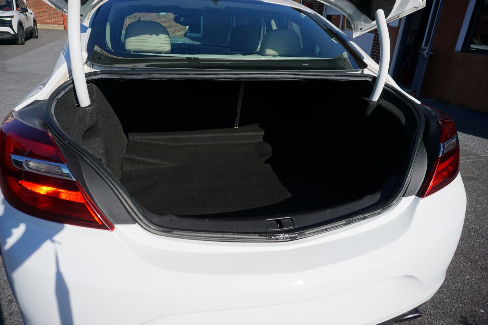 2015 WHITE /TAN BUICK REGAL TURBO (2G4GL5EX8F9) with an 2L I4 engine, AUTOMATIC transmission, located at 312 Centre Ave, Schuylkill Haven, PA, 17972, (570) 593-5278, 40.638130, -76.177383- Photo#34