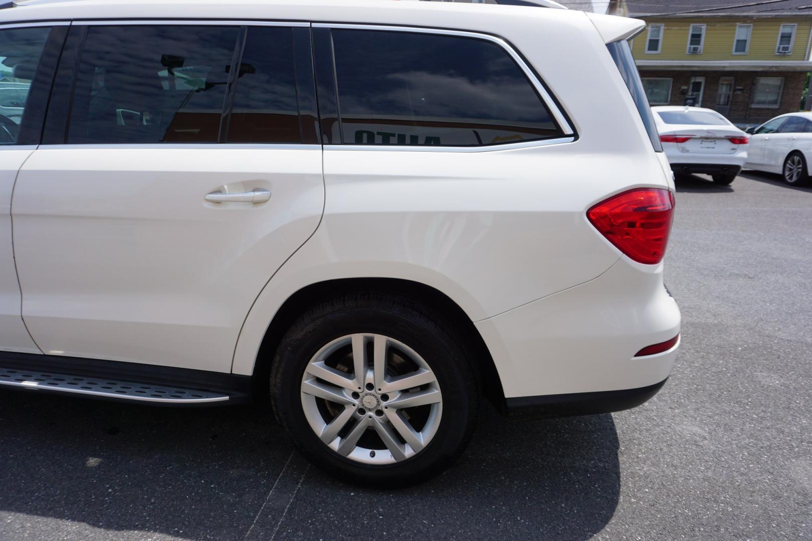 2015 POLAR WHITE MERCEDES-BENZ GL-CLASS GL450 (4JGDF6EE6FA) with an 3L V6 engine, AUTOMATIC transmission, located at 312 Centre Ave, Schuylkill Haven, PA, 17972, (570) 593-5278, 40.638130, -76.177383- Photo#6