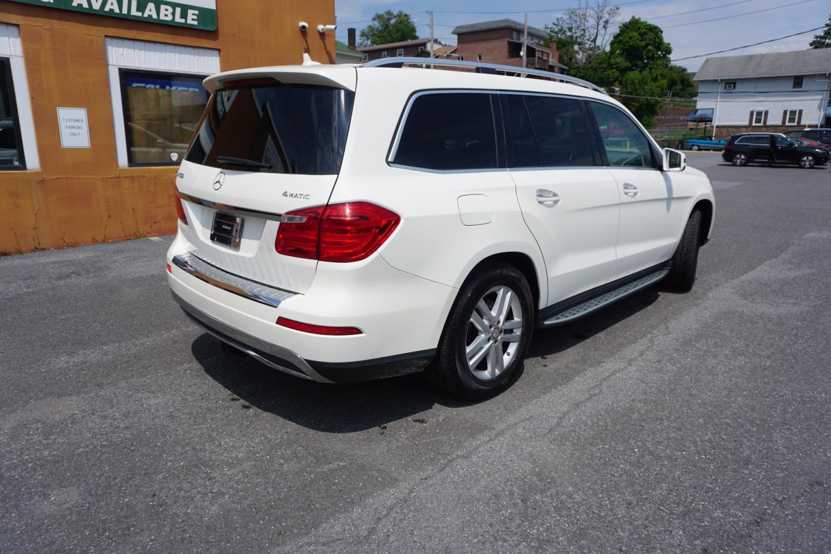 2015 POLAR WHITE MERCEDES-BENZ GL-CLASS GL450 (4JGDF6EE6FA) with an 3L V6 engine, AUTOMATIC transmission, located at 312 Centre Ave, Schuylkill Haven, PA, 17972, (570) 593-5278, 40.638130, -76.177383- Photo#10