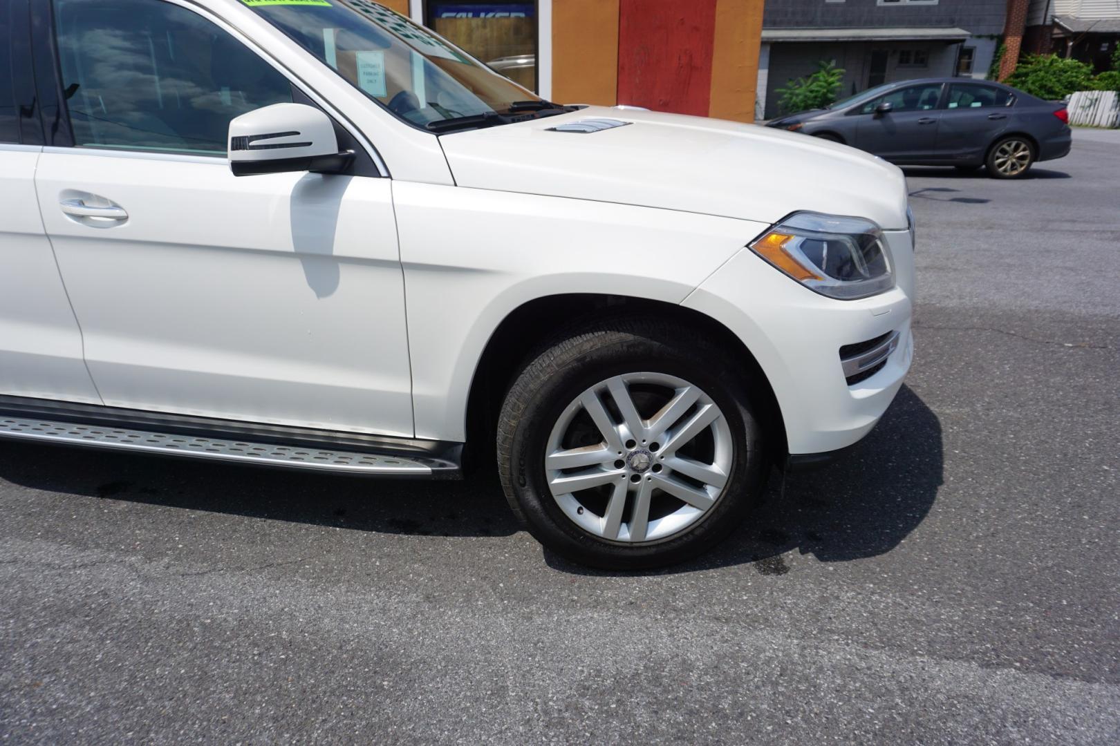 2015 POLAR WHITE MERCEDES-BENZ GL-CLASS GL450 (4JGDF6EE6FA) with an 3L V6 engine, AUTOMATIC transmission, located at 312 Centre Ave, Schuylkill Haven, PA, 17972, (570) 593-5278, 40.638130, -76.177383- Photo#14