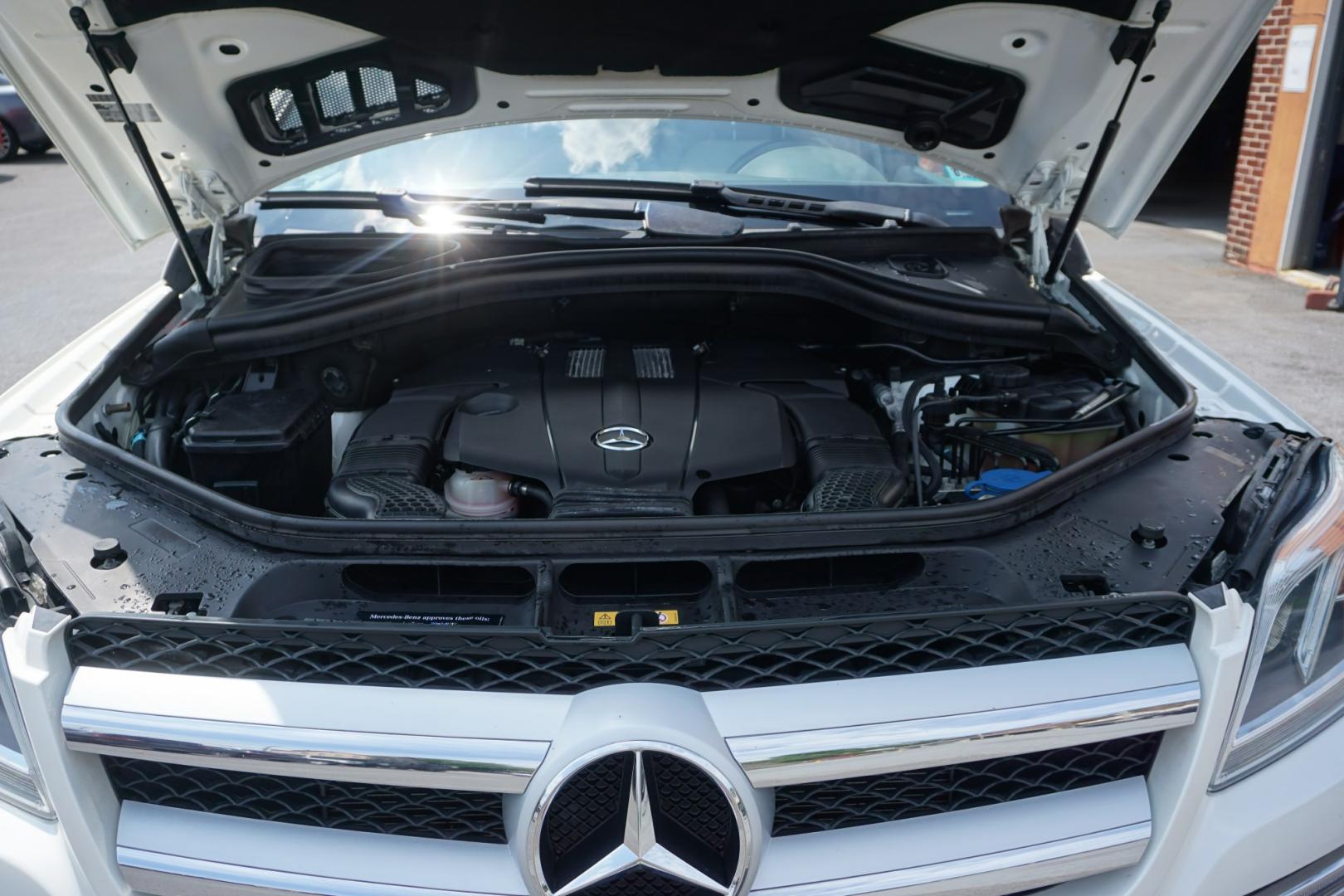 2015 POLAR WHITE MERCEDES-BENZ GL-CLASS GL450 (4JGDF6EE6FA) with an 3L V6 engine, AUTOMATIC transmission, located at 312 Centre Ave, Schuylkill Haven, PA, 17972, (570) 593-5278, 40.638130, -76.177383- Photo#17