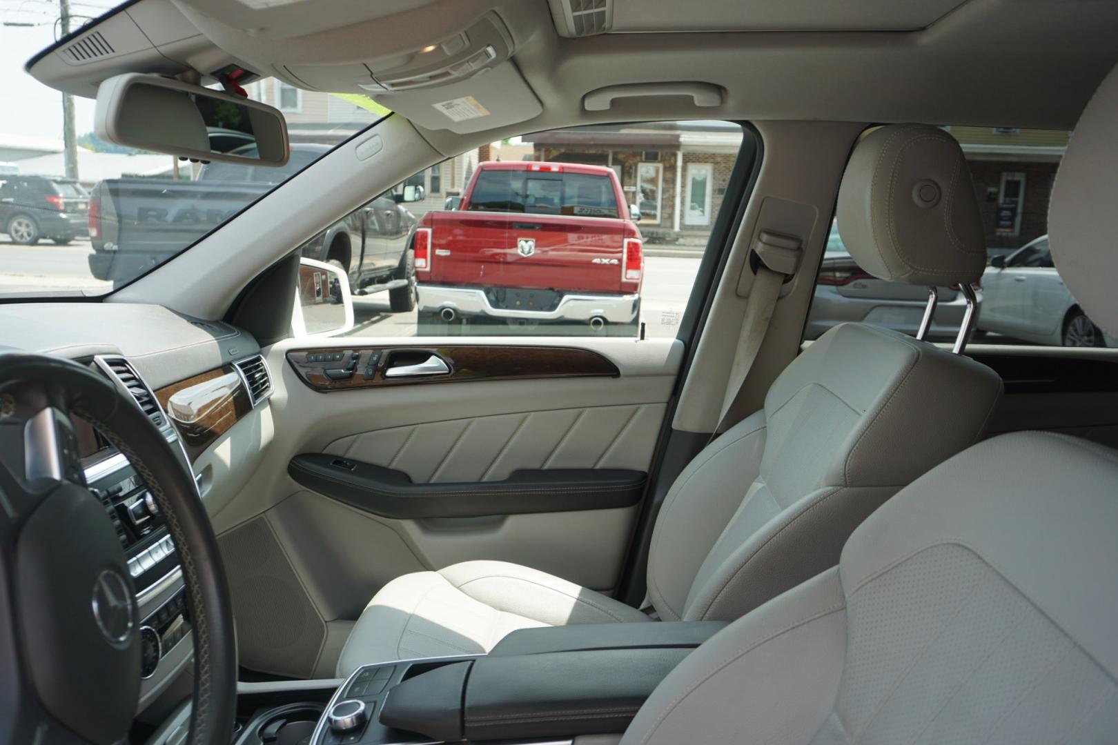 2015 POLAR WHITE MERCEDES-BENZ GL-CLASS GL450 (4JGDF6EE6FA) with an 3L V6 engine, AUTOMATIC transmission, located at 312 Centre Ave, Schuylkill Haven, PA, 17972, (570) 593-5278, 40.638130, -76.177383- Photo#19