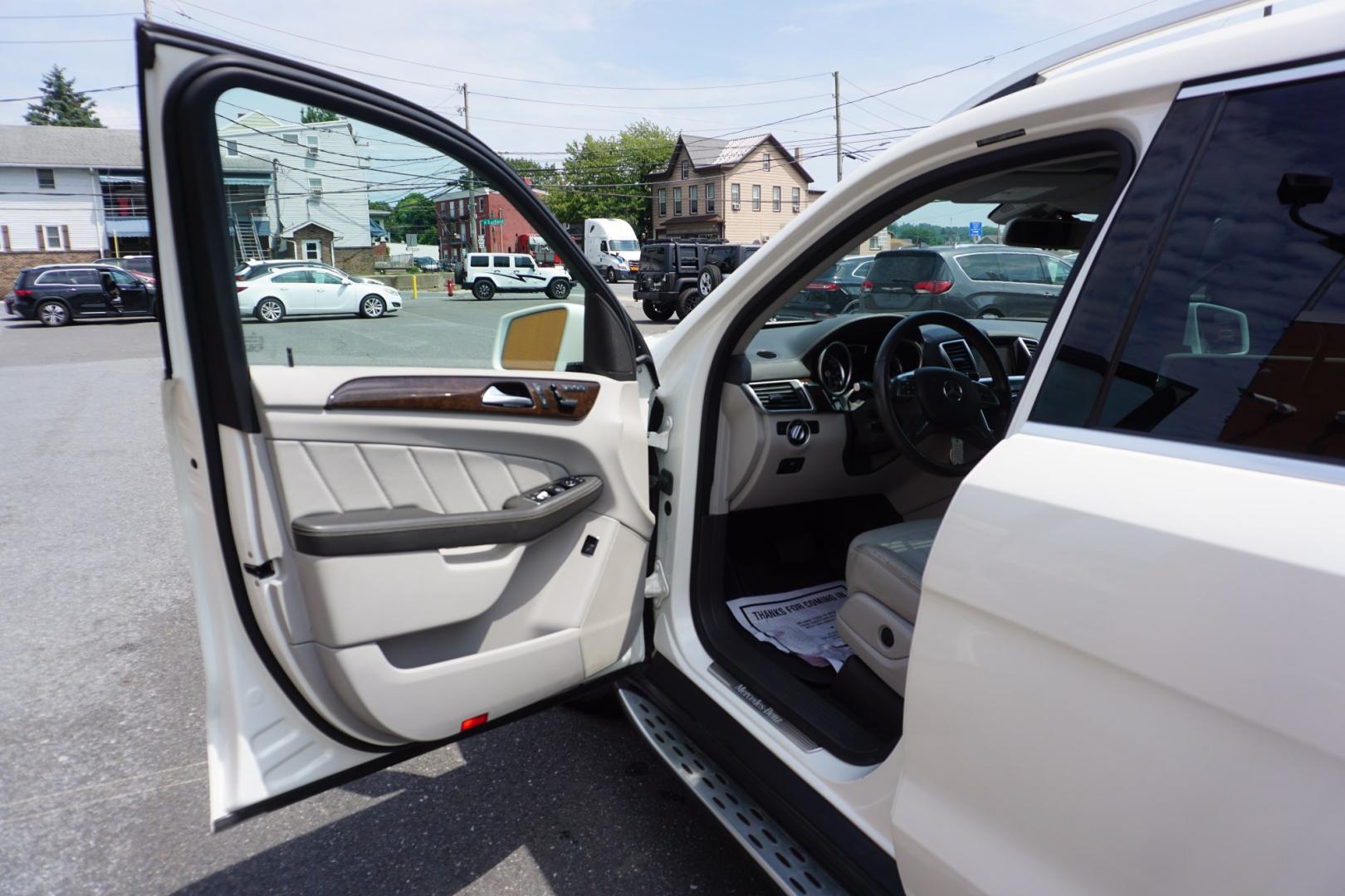 2015 POLAR WHITE MERCEDES-BENZ GL-CLASS GL450 (4JGDF6EE6FA) with an 3L V6 engine, AUTOMATIC transmission, located at 312 Centre Ave, Schuylkill Haven, PA, 17972, (570) 593-5278, 40.638130, -76.177383- Photo#24