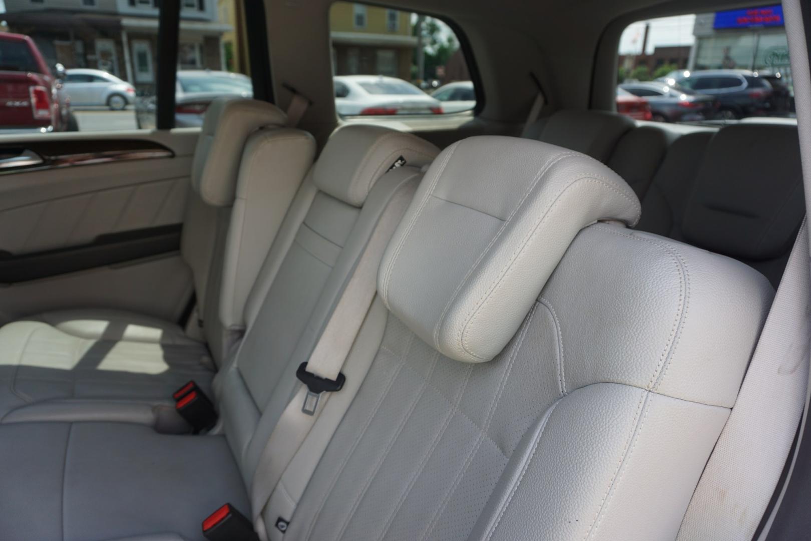 2015 POLAR WHITE MERCEDES-BENZ GL-CLASS GL450 (4JGDF6EE6FA) with an 3L V6 engine, AUTOMATIC transmission, located at 312 Centre Ave, Schuylkill Haven, PA, 17972, (570) 593-5278, 40.638130, -76.177383- Photo#27